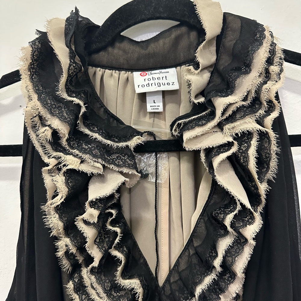 NWT! Neiman Marcus Robert Rodriguez Black and Cream Ruffled Top Sz L - Picture 2 of 5